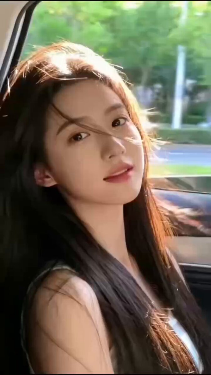 车内诱惑！长发美女阳光微笑露事业线