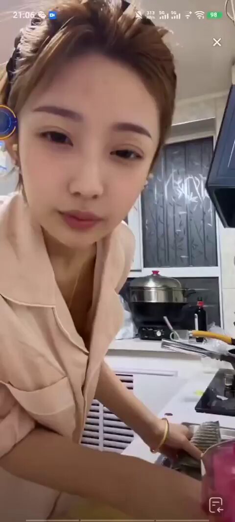 Sexy Kitchen Babe Washing Dishes — Teasing Deep-V Big-Bust Temptation