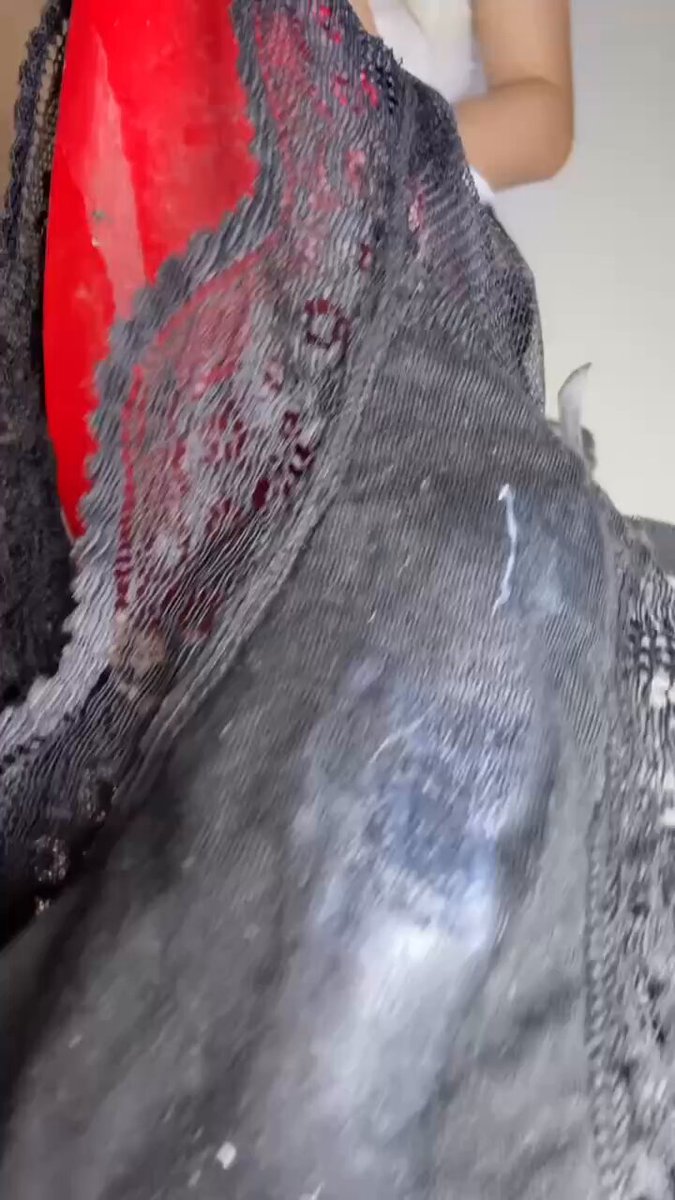 女神刚从身上脱下来的原味内裤，全是分泌物还有白带就这样挂着女神高跟鞋上，羞辱贱狗🐶，手把手教怎么养使用女神的内裤打飞机✈️
(购买
(关注➕点...