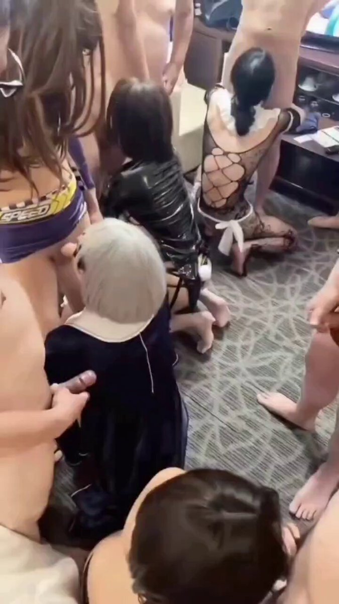 修女诱惑群P大趴体！裸男围攻辣妹狂舔阴部高潮喷水