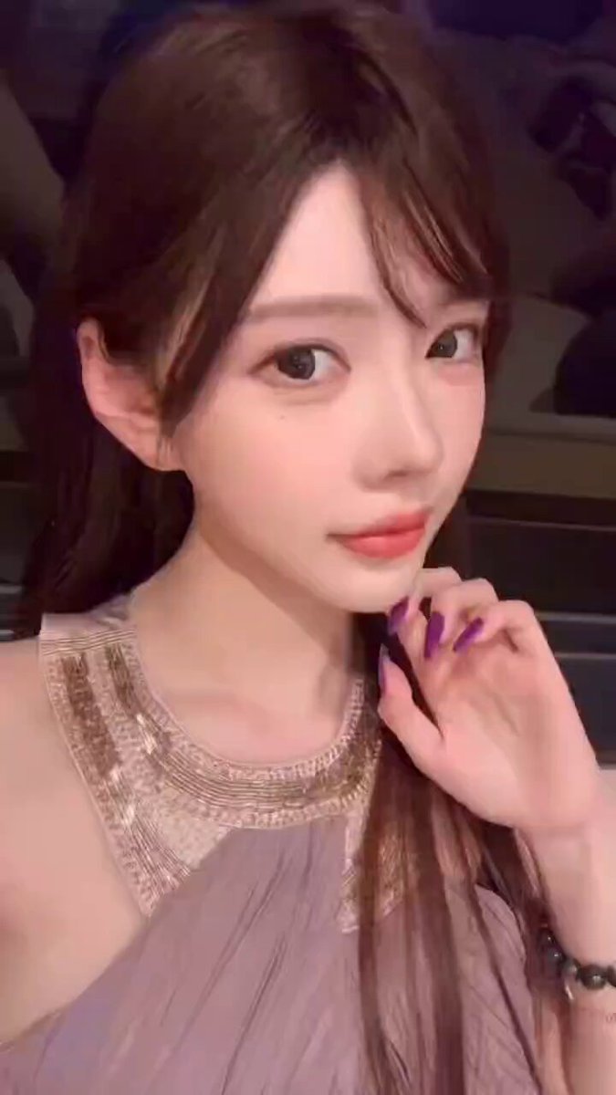 セクシーな長髪美女が指で唇をいじり誘惑、紫のネイルが魅惑的！