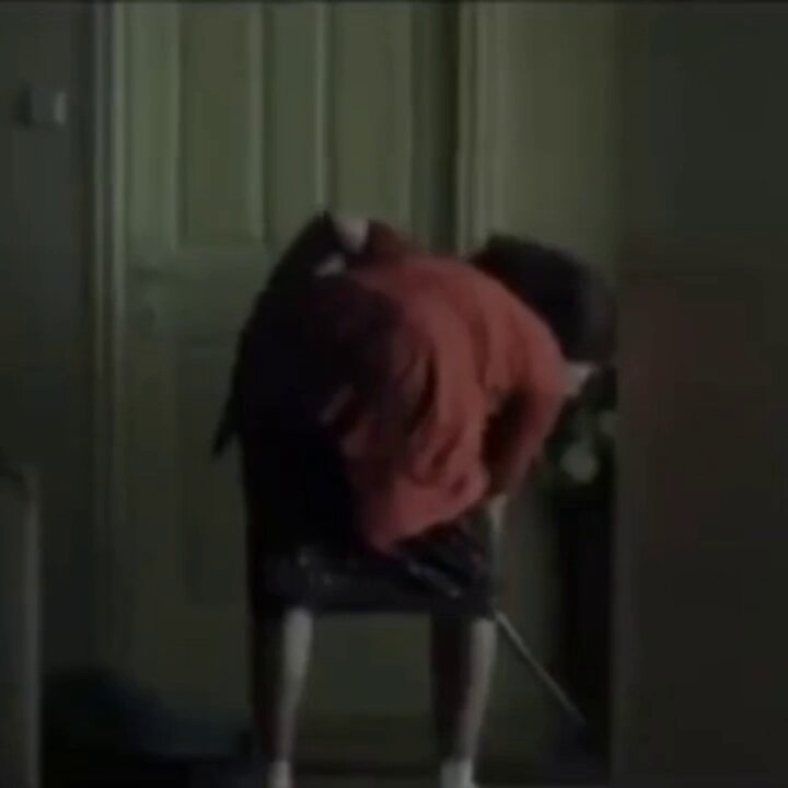 红衣骚货弯腰翘臀诱惑蓝衣帅哥猛干后入