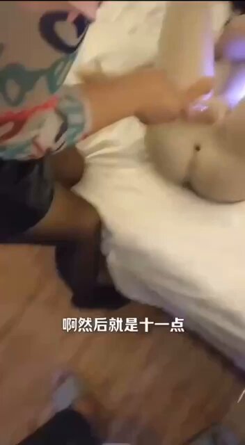去情趣娃娃店体验老板娘介绍娃娃功能自己还做示范！客户把持不住强上了老板娘，浓浓的精液烫乘胜追击，加快了抽送速度，高潮一波还没停就又被客户...