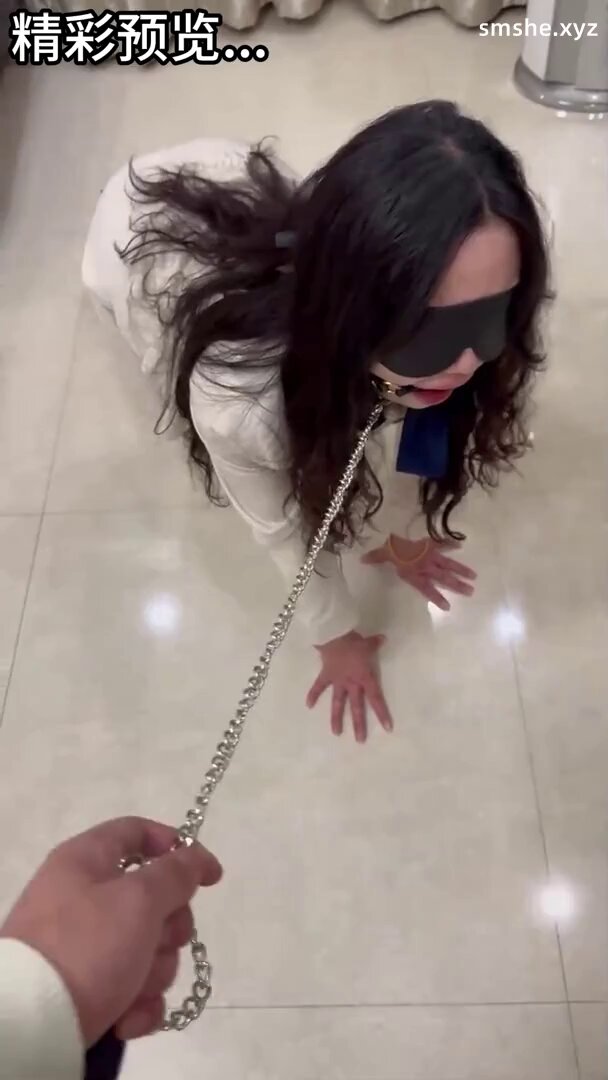 Incesto de primera categoría, una hermana mayor que eyacula. (Entrenando a la elegante hermana oficinista con una correa, amordazándola c...