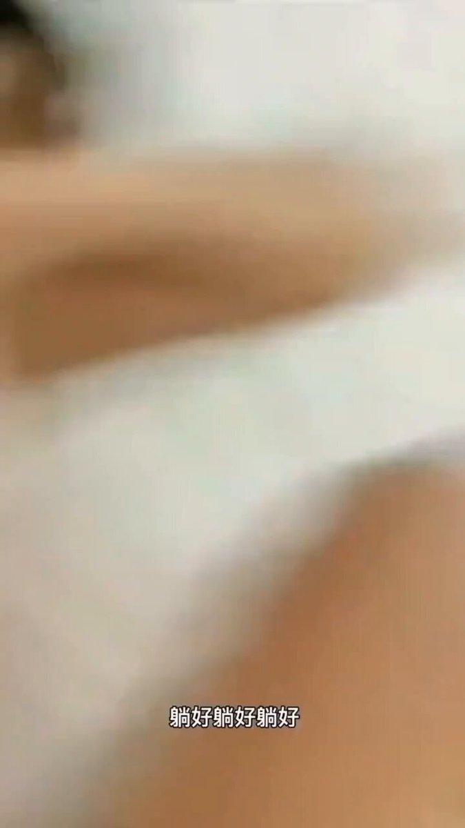 Một cặp đôi trẻ đang ân ái trong khi nói chuyện điện thoại với bạn thân của bạn gái để tăng thêm khoái cảm. Cái &quot;của quý&quot; to đù...