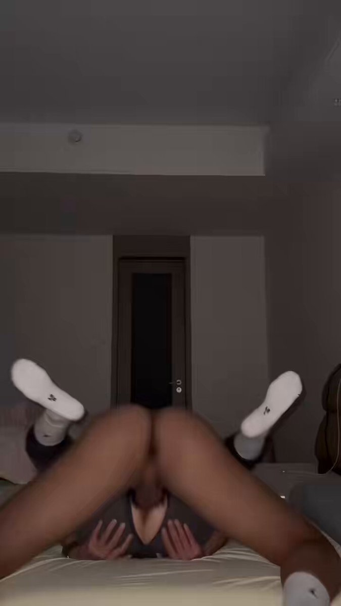 Prestasi kolej gadis itu diteruskan! Seekor ayam jantan memenuhi pussy sluttynya, memegang pantatnya, menujah masuk dan keluar, membuat d...