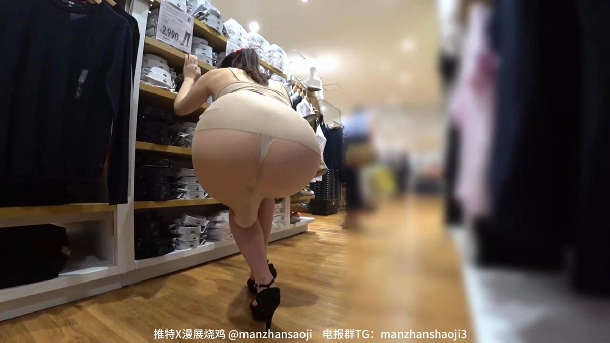 섹시한 코스플레이어가 쇼핑을 하러 나갔는데, 끈팬티를 입고 큰 엉덩이를 과시하고 있었어요. 정말 야했어요! #코스프레 #노출증 #바지 #관음증 