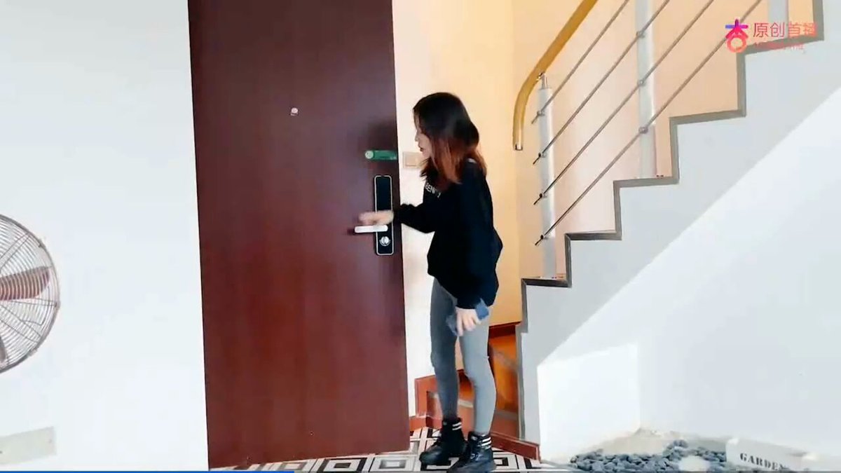 Ang dumplings ay hindi kasing sarap ng aking hipag; wala ang kapatid ko, at nalulungkot ang hipag ko. Tinulungan siya ng tiyuhin ko, at n...