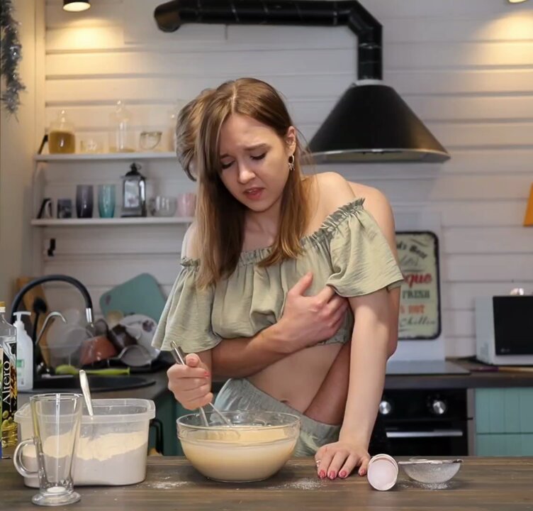 厨房裸体做爱！美女撅臀揉奶被男友猛插高潮