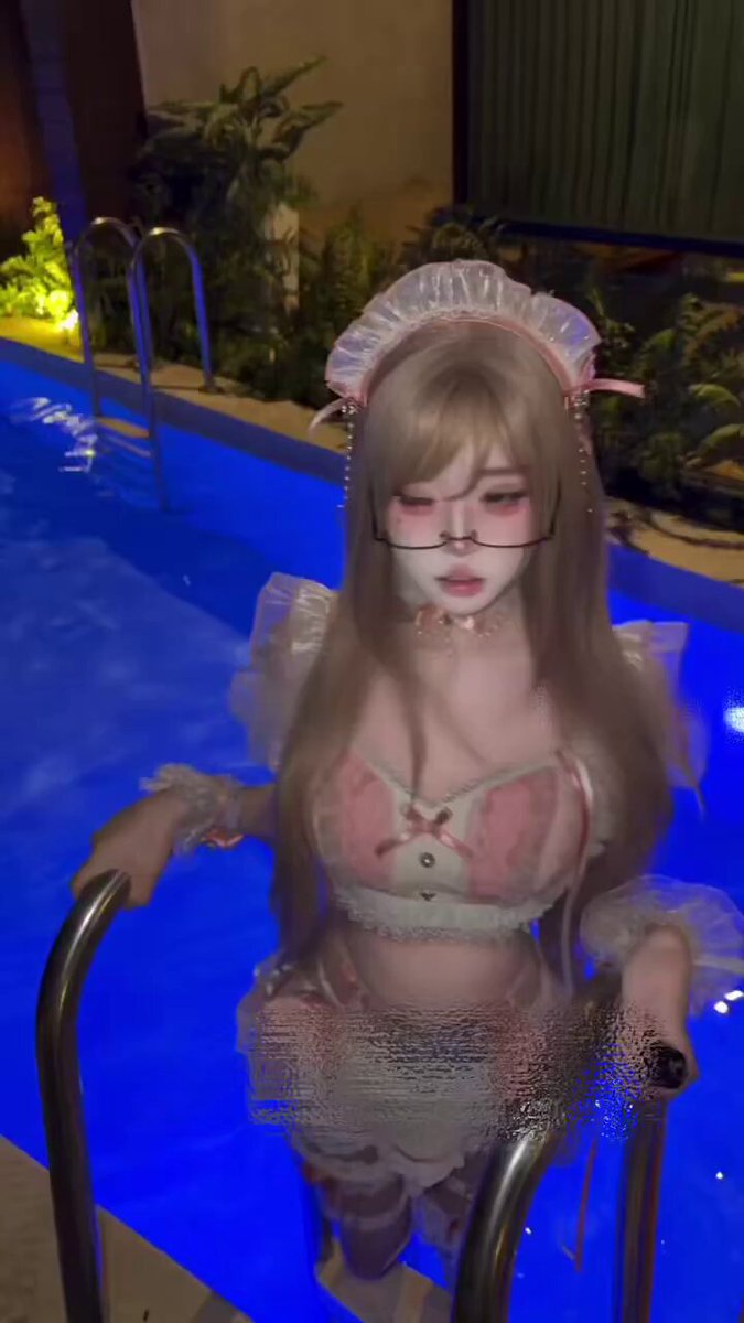 泳池边粉色女仆诱惑！巨乳萝莉湿身摇臀等你操