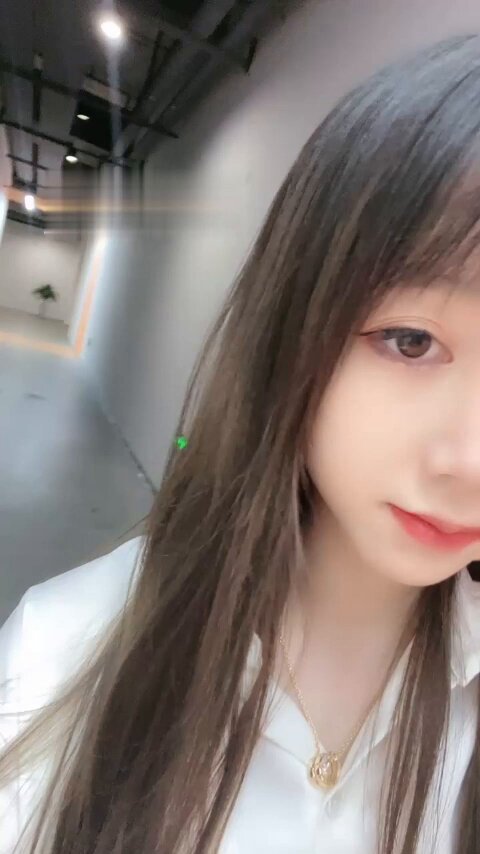 驚くほど美しい女性上司が会社に戻ると、部下たちがこっそりと自分の靴の匂いを嗅いでいるのを発見した。（ホームページ参照）


 