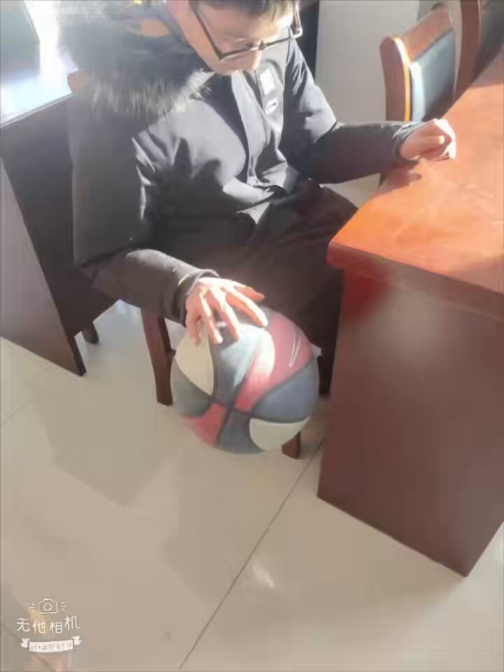 En heldig vinner ble tilfeldig trukket ut nær basketballbanen og tvunget til å utføre oralsex på to ungdomsskolegutter i en bil, og ta jo...