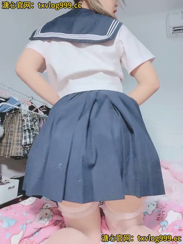 水手服少女翘臀拉内裤露菊花大秀！123av.fun独家福利