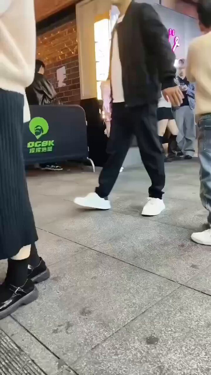 街头辣妹超短裙走光！粉嫩大腿内裤全曝光