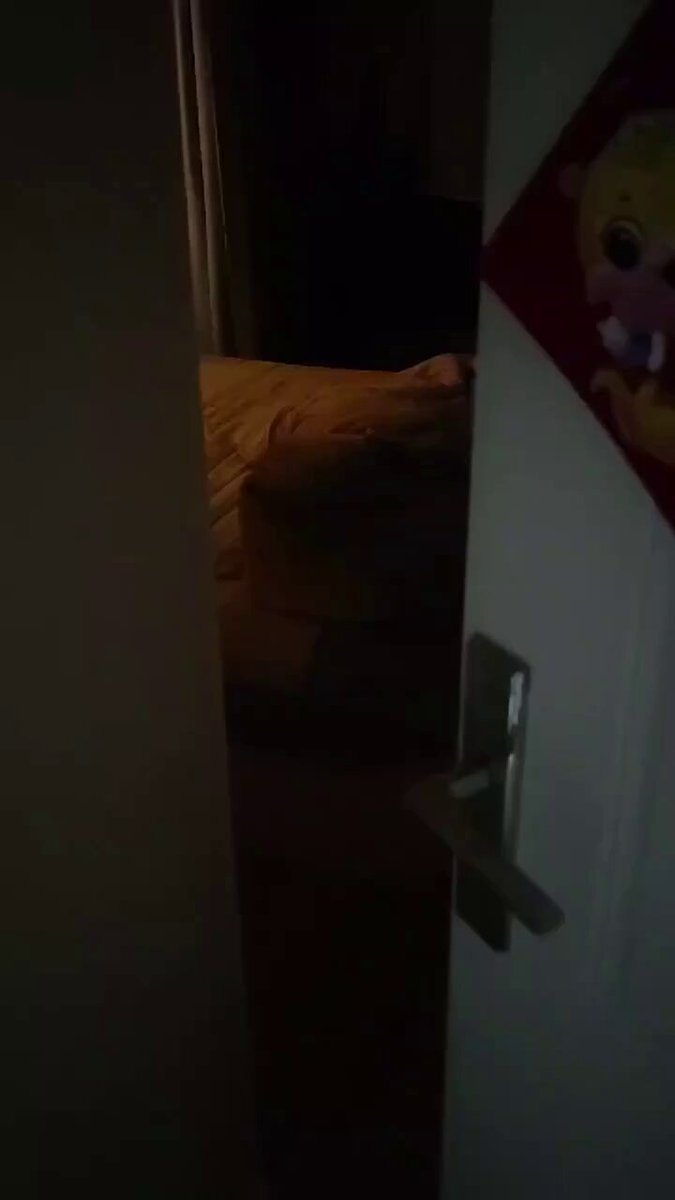 门缝偷窥熟女床上自慰高潮喷水！123av.fun独家偷拍