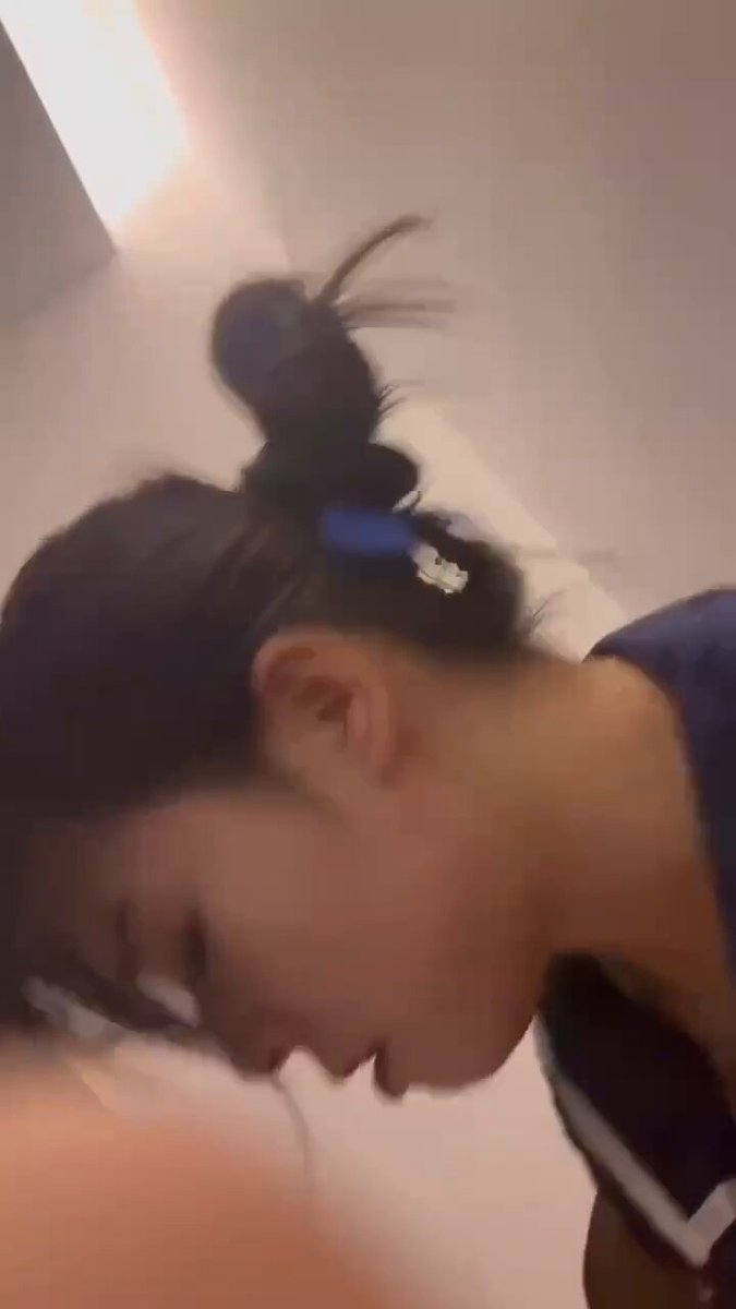 水手服少女低头含鸡巴 深喉口爆超诱惑