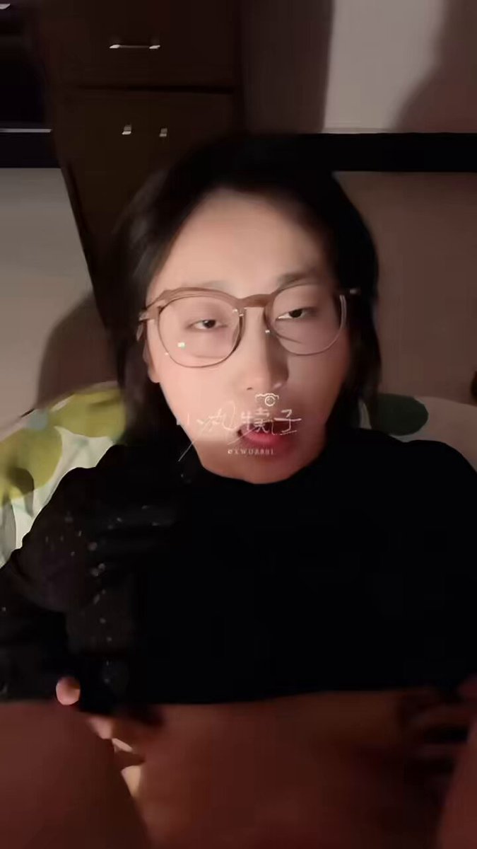 メガネっ娘が太ももの内側をオナニーして連続絶頂　裸のツインテールで激しく喘ぐ