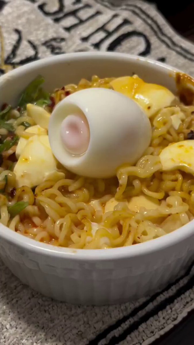 箸で柔らかい黄身を激しく突く！インスタント麺の淫らな卵液噴射ショー