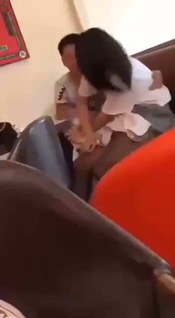 姐姐今天穿的太诱惑了 雪白的皮肤本来就很诱人了 今天穿着jk短裙加黑丝。按耐不住的弟弟最后还是当着众人的面成功操了自己的黑丝姐姐
（完整视频在...