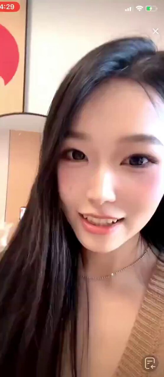 长发美女直播穿低胸毛衣秀大奶翘臀诱惑