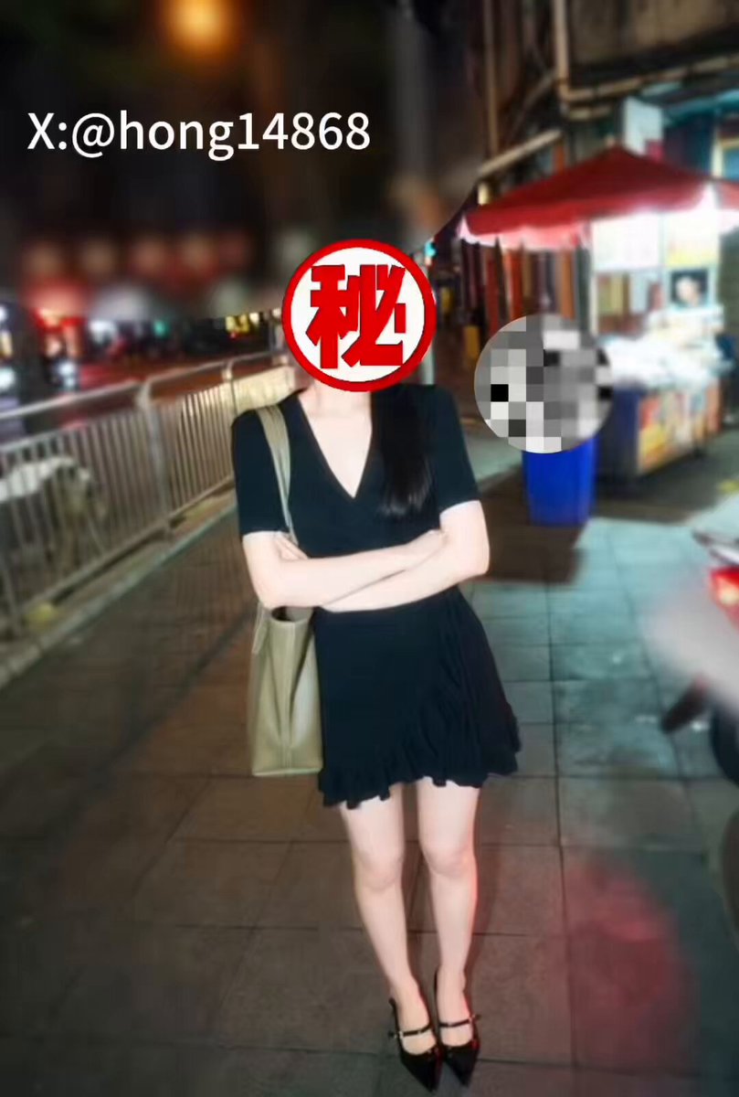 夜市街头黑裙美女拉开深V秀奶沟诱惑