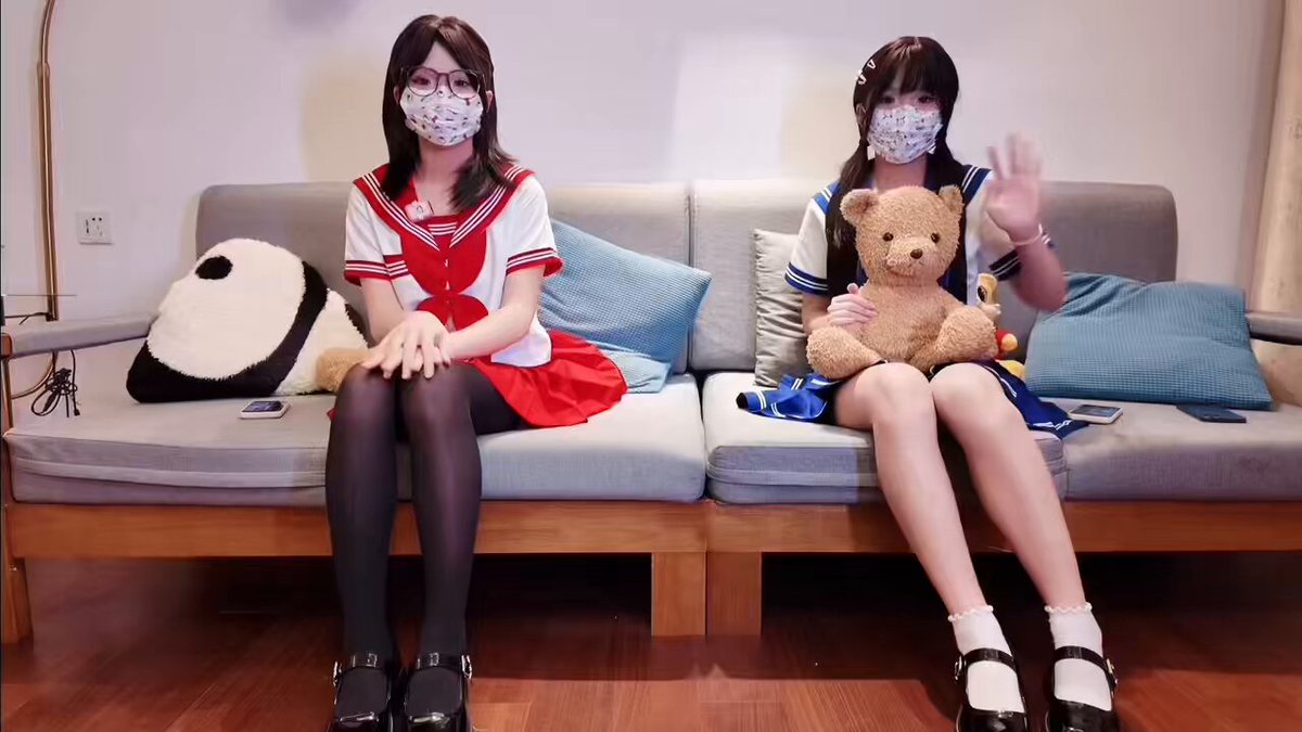 姐姐谈了男朋友👨🏻和我一起共享，姐夫的阴茎🥩毫不怜惜在我蜜穴中疯狂抽插令我高潮喷水💦，姐姐在门外淫水泛滥，姐夫无套🍑灌满了姐姐的小穴🥩

...