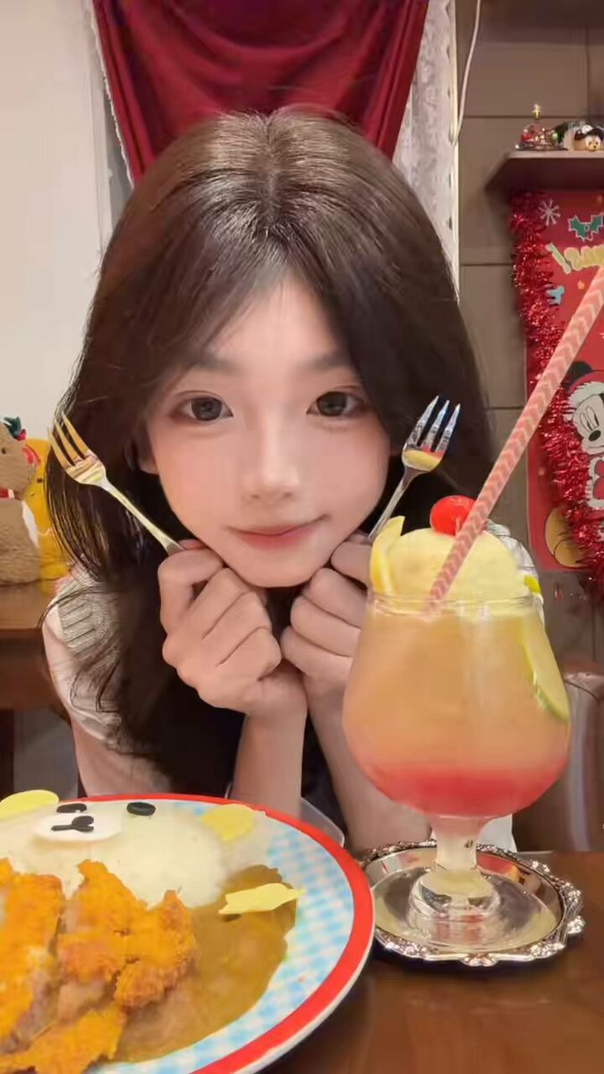 Cute Schoolgirl Cosplay Tease! Mini Skirt and Big Bust Eat a Chicken Cutlet, Showing Off a Sexy Figure