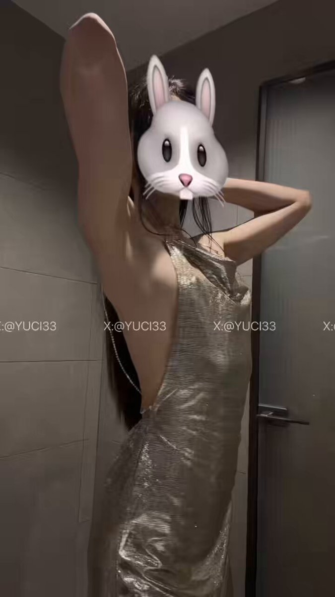 浴室兔女郎！金色深V露背裙性感扭臀诱惑