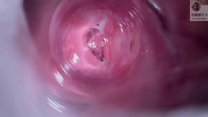 Gayahin ang first-person perspective ng isang malaking titi na ipinasok sa malambot na puki at nagbobomba ng puting likido, panoorin ito ...