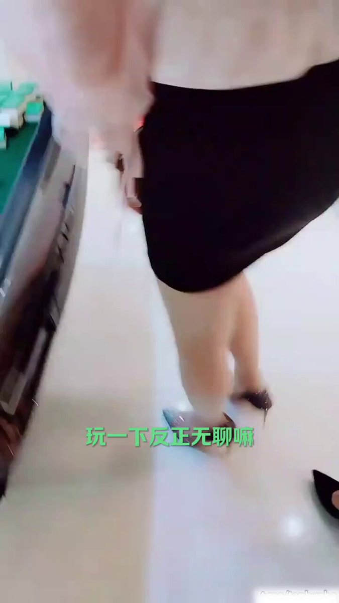 Ultra-Short Skirt Beauty Plays Mahjong! Swaying Perky Butt Seduces — They Lose Everything (Even Their Pants)