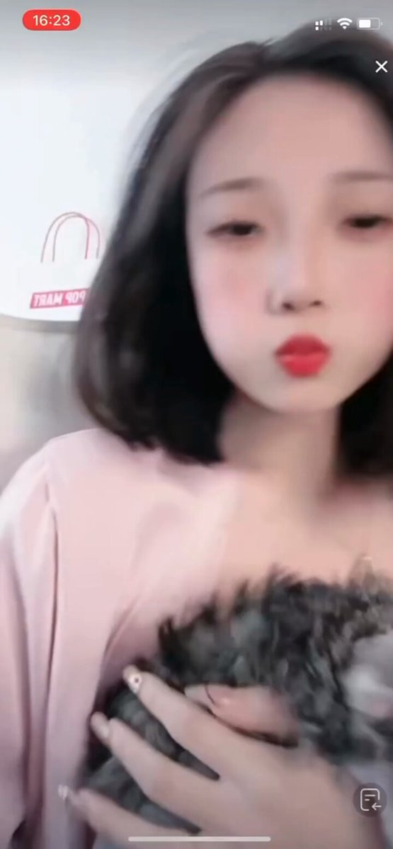 萌妹粉嫩嘴唇撅起诱惑摸狗狗，123av.fun等你来舔！