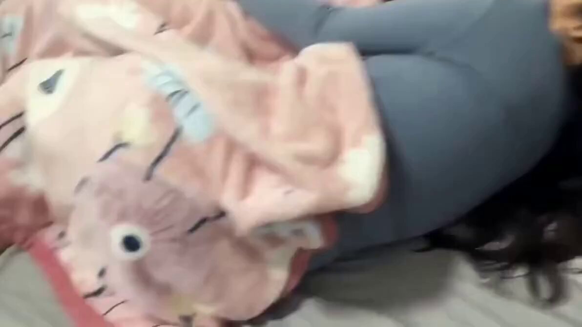 Bed Pussy-Licking Frenzy! Hot Girl’s Perky Butt Fingered Hard to Orgasm and Squirting