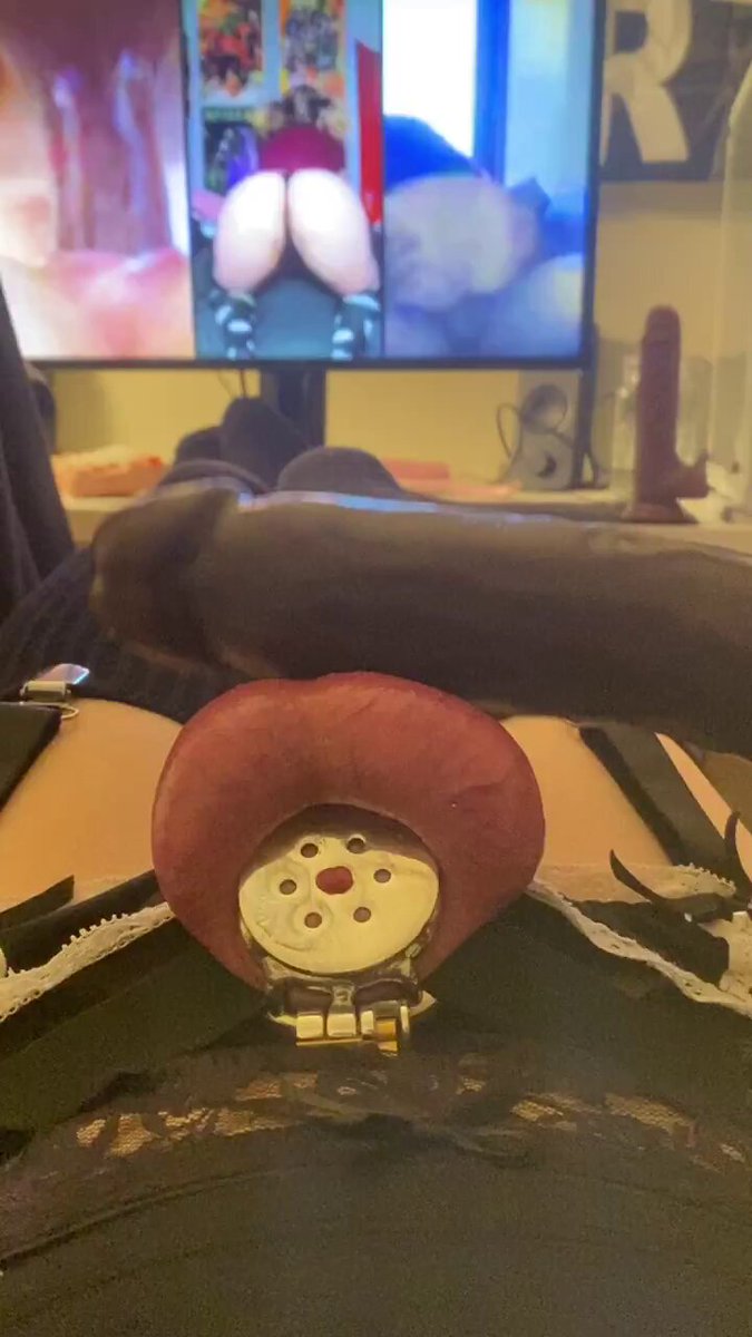 黑丝骚货看AV自慰！阴蒂夹震动器狂玩逼，屏幕美臀诱惑高潮喷水！