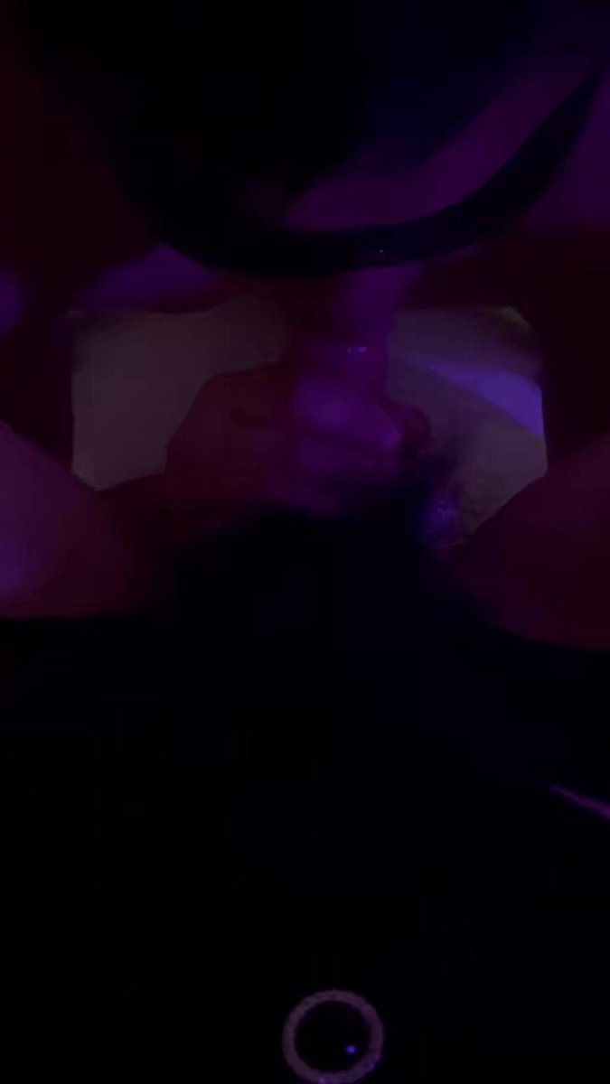 紫光诱惑！骚货蒙眼玩大屌狂插湿穴高潮喷水