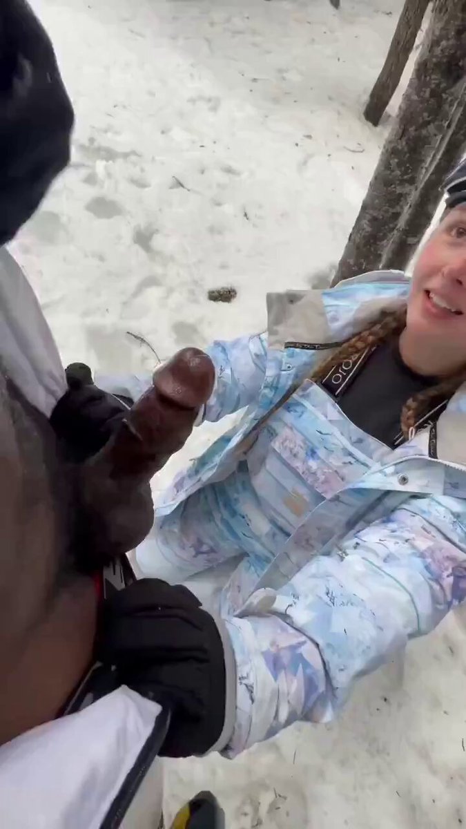 雪の野外！白人のスキー女子が黒人の巨大チンポを夢中で舐め、口内発射を飲み干す