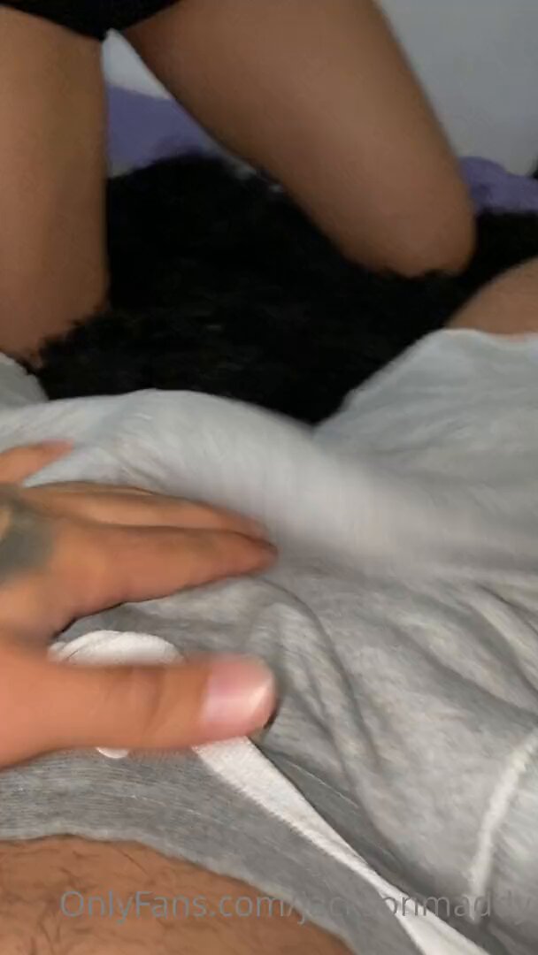 刺青の入った男が若い女性の巨乳を激しく揉み、濡れた穴をハードに突く