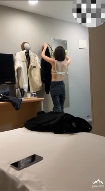 酒店辣妹脱衣秀！裸背翘臀全裸诱惑