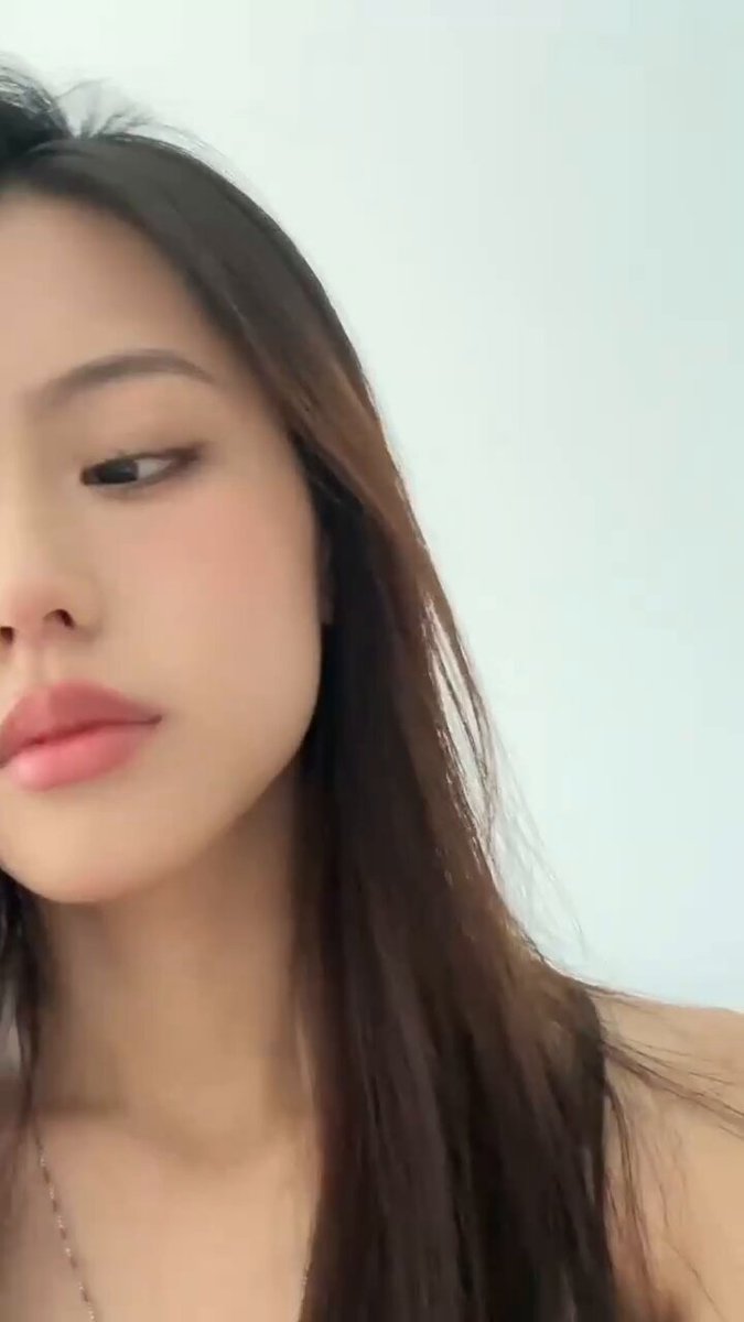 清纯美女撩人wink诱惑，丰唇微张等你舔舐！123av.fun独家福利