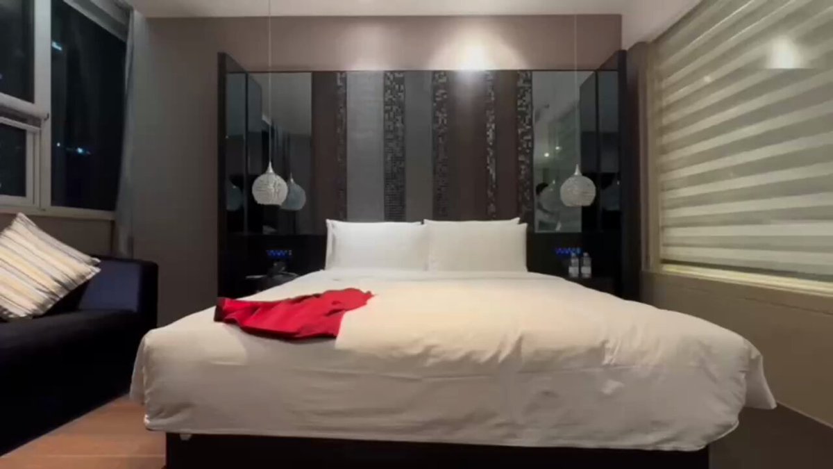 ホテルのベッドで美女がヒップを突き出し腰をくねらせる野性的な誘惑！