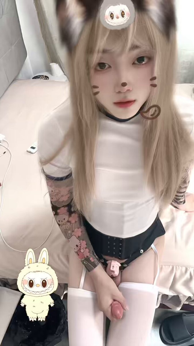 顶着如此精致可爱的脸打飞机真是犯规 可是只撸了20秒就射出精液 没想到你也是个废物鸡巴 