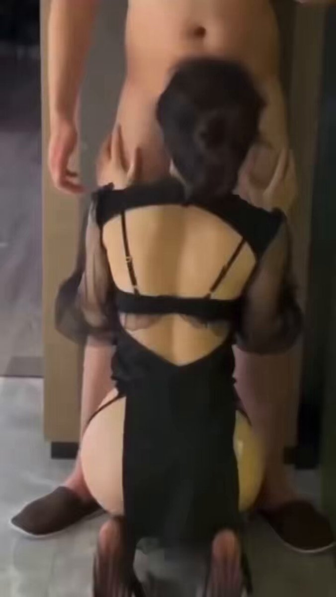 性感黑裙美女跪舔大屌，翘臀后入狂干爆操！