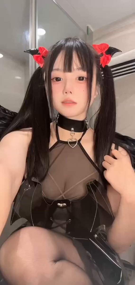 Twin-Tail Gothic Lolita in Black Stockings — Seductive Masturbation Show