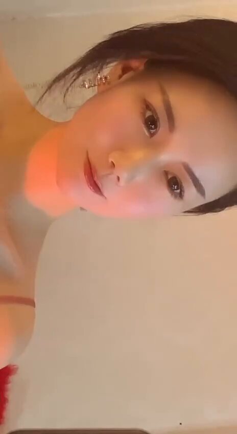 セクシーな美女がローカットのキャミソールで誘惑の自撮り、谷間とプリッとしたヒップを揺らして魅了！