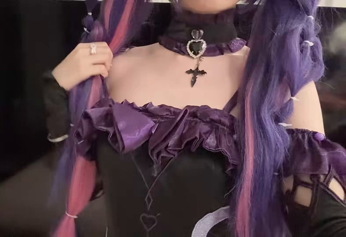 紫发哥特萝莉乳头暴露！项圈美乳被手指玩弄调教