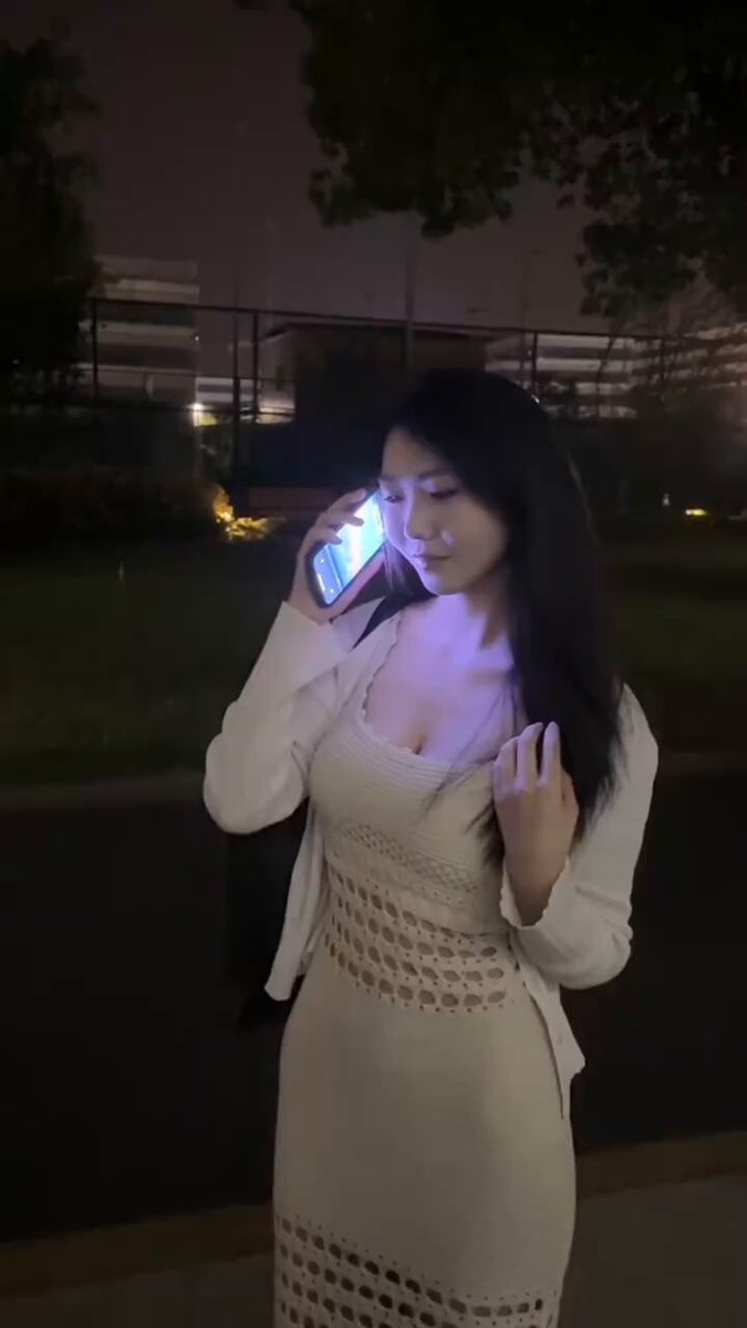 夜の公園で電話で男を誘う淫乱娘 透けるメッシュワンピで巨乳を露出