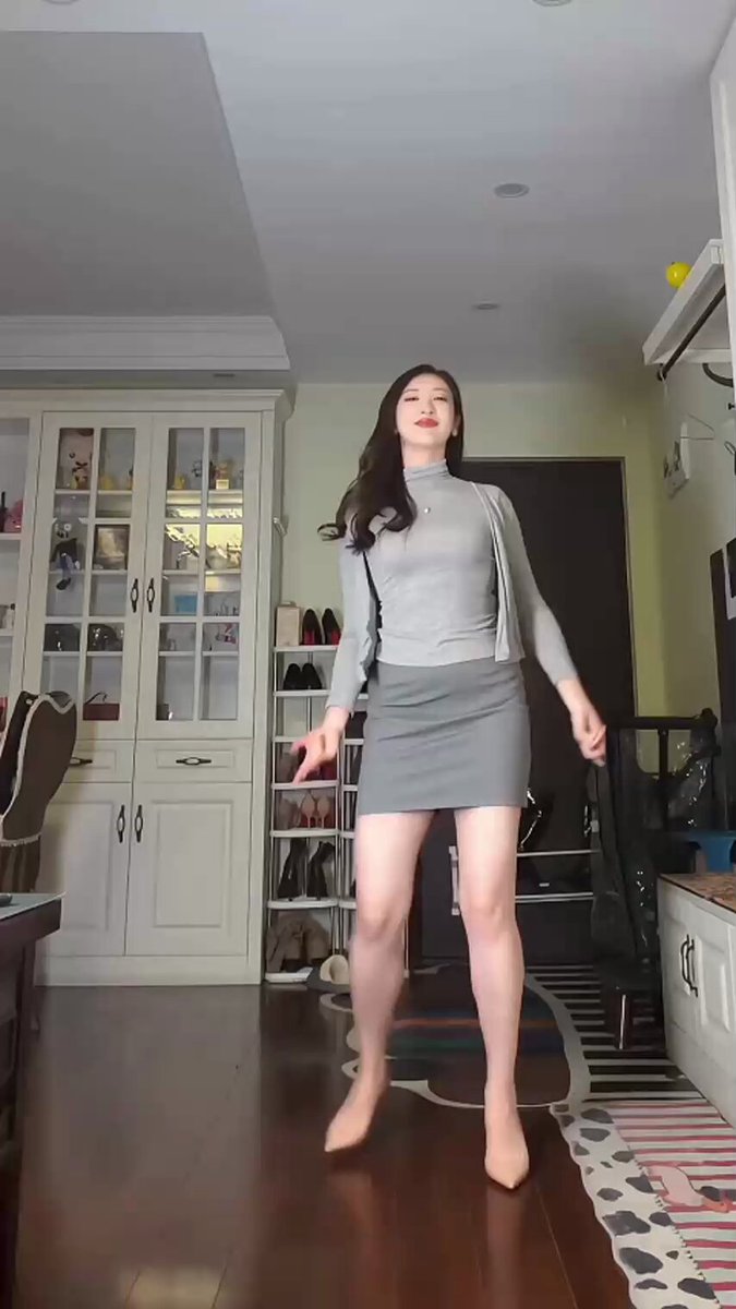 【实时热点新闻】湖北百万粉丝美少妇网红“在在吗”PK惩罚潮喷视频，一手被大哥线下猛操视频，叫声真销魂啊！天天跟她儿子合拍抖音，大哥太狠了，怼...