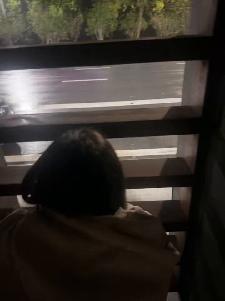 wataa🙈
刚刚下飞机就被按在公交车站后面草，看着车来车往的，#荆州  
  
    