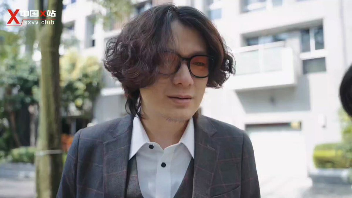 ⼩梦因为被喜欢的男⽣拒绝，独⾃⼀⼈到酒吧买醉，⼏杯黄汤下肚之后醉倒了，酒保⼤壮因要收店回家休息，⽆奈的叫醒⼩梦，谁知⼩梦喝醉后起性，开始...
