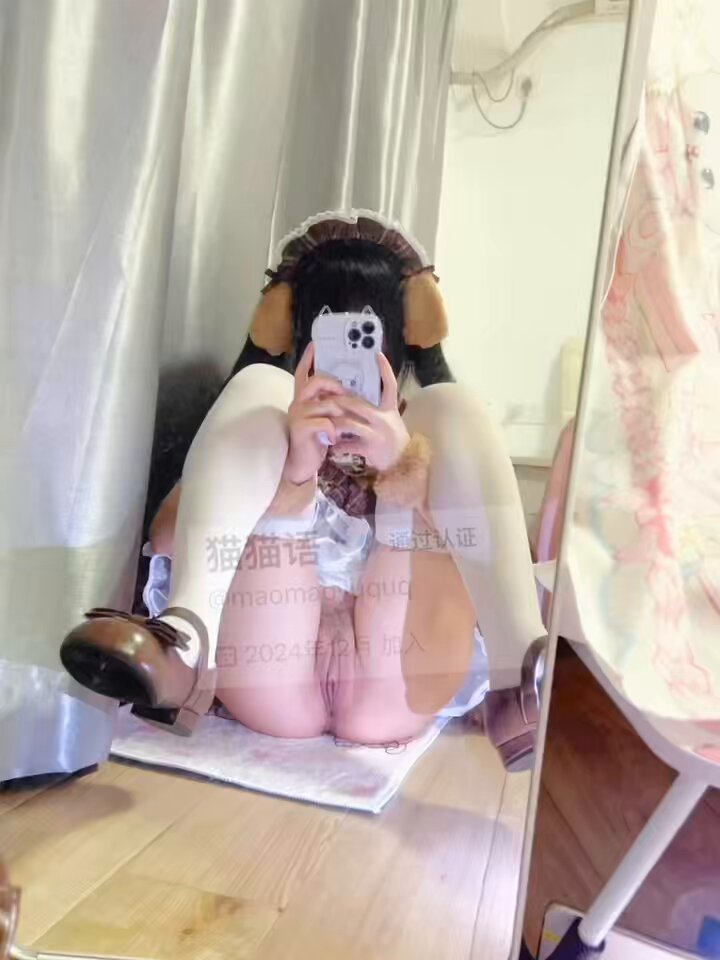 Maid Cat-Ears Girl Booty Selfie! White-Stocking Big Ass Overflowing with Temptation