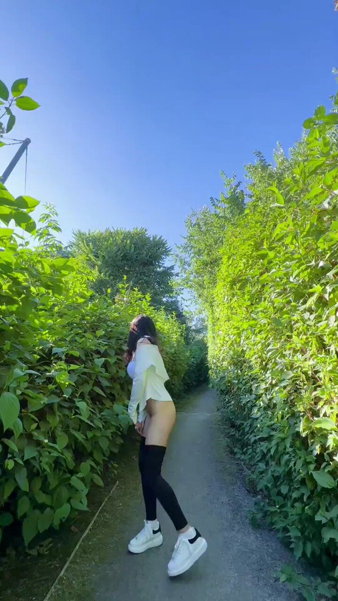 户外绿道翘臀暴露！白丝美女掰开屁股眼超诱惑